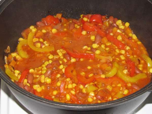 Выложить в сотейник к овощам консервированную кукурузу и фасоль (я взяла фасоль в томатном соусе). Выложить в сотейник к овощам консервированную кукурузу и фасоль (я взяла фасоль в томатном соусе).