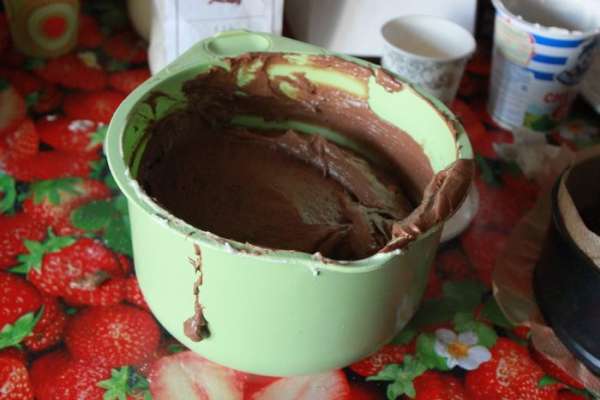 Стоит это делать очень аккуратно, желательно мягкой пластиковой лопаткой, и в несколько приёмов. 