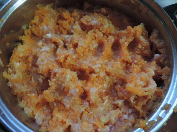 Пропускаем через мясорубку тыкву и лук. Пропускаем через мясорубку тыкву и лук.