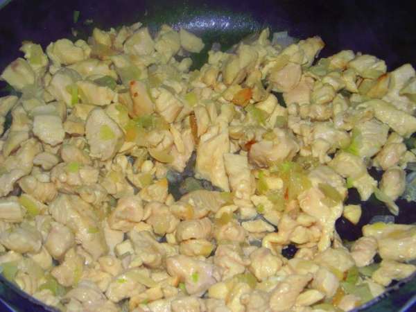 Обжарьте на оливковом масле лук и курицу, пока курица не станет белой,посолите. Обжарьте на оливковом масле лук и курицу, пока курица не станет белой,посолите.