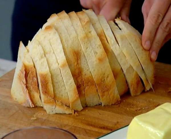 С хлеба срезать корки и нарезать его ломтиками толщиной 1 см.