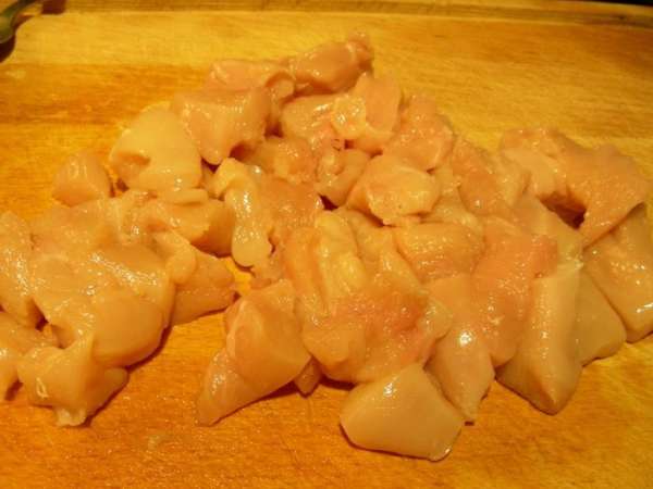 Курочку режем небольшими кусочками.
Курочку режем небольшими кусочками.