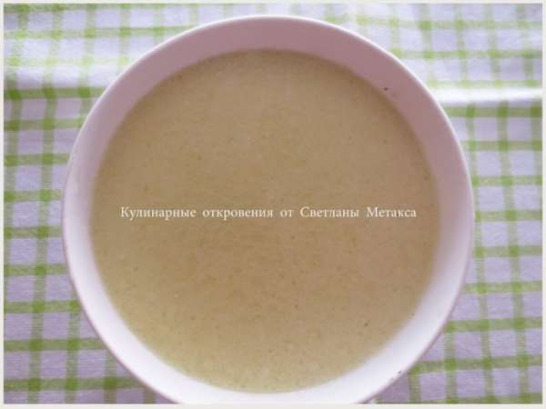 В другую миску налить теплое молоко, добавить мед и оливковое масло, хорошо перемешать до полного растворения меда.
