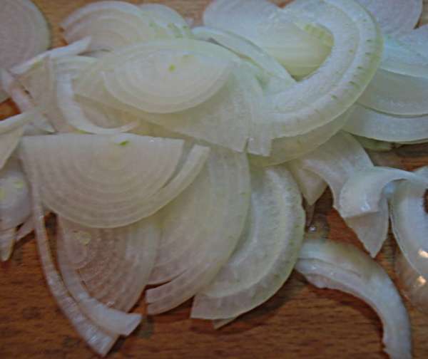 Порезать лук полукольцами. Порезать лук полукольцами.
