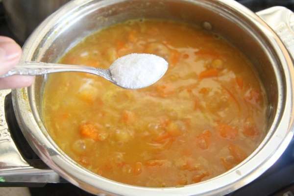 Посолить по вкусу (я добавила 1 ч. л. соли, а в конце приготовления еще пол-ложки).