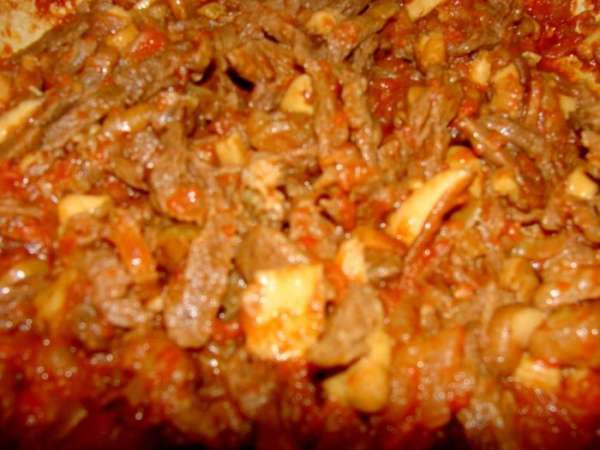 Добавить помидоры, соль, перец по вкусу и тушить до готовности. Добавить помидоры, соль, перец по вкусу и тушить до готовности.