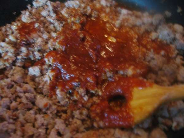 Готовим начинку: мясо измельчаем в мясорубке, разогреваем на сковородке 2 ст. л. растительного масла, обжариваем  мелко порезанный лук, добавляем мясо и готовим до готовности. Фарш хорошо разминаем вилкой, добавляем кетчуп, соль, тимьян. Оставляем до полного остывания. Мясо можно использовать любое, но чтобы оно было не в сыром виде.