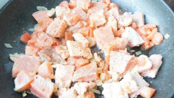 Добавить в сковороду кусочки рыбы, нарезанный кубиками помидор (кожицу лучше снять). Посолить и добавить смесь перцев. Если помидор не сочный, добавьте пару ложек воды. Готовить до готовности рыбки, у меня ушло 5-7 минут.