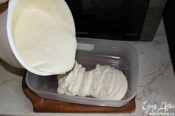 Затем вручную (НЕ миксером, а деревянной лопаткой) аккуратно примешиваем взбитые сливки к желтковой массе. И всю смесь выкладываем в большую форму. Убираем в морозилку на 8 часов.