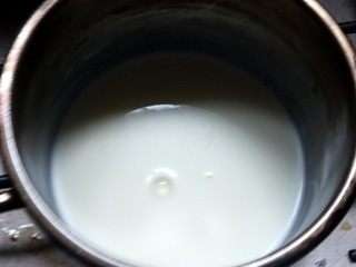 Замочить желатин в холодной воде на 10 минут. Через 10 минут растворить желатин в тёплых сливках (не кипятить). Замочить желатин в холодной воде на 10 минут. Через 10 минут растворить желатин в тёплых сливках (не кипятить).