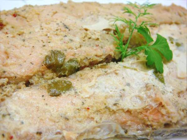 Достаем нашу рыбку и наслаждаемся,рыбка вкусна как горячая,так и холодная.  
