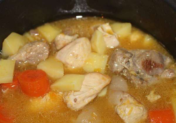 Когда мясо свариться, достать его из кастрюли и освободить от костей. В бульон влить тыквенное пюре, положить морковь, картофель и белую часть стеблей зеленого лука, посолить. Туда же отправляем мясо и варим на слабом огне еще 1 час. Когда мясо свариться, достать его из кастрюли и освободить от костей. В бульон влить тыквенное пюре, положить морковь, картофель и белую часть стеблей зеленого лука, посолить. Туда же отправляем мясо и варим на слабом огне еще 1 час.