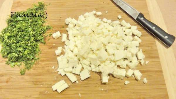 Адыгейский сыр нарезать кубиками. Зелень мелко порубить.