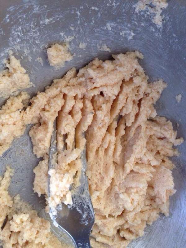 Хорошо растереть масло с сахаром и корицей.