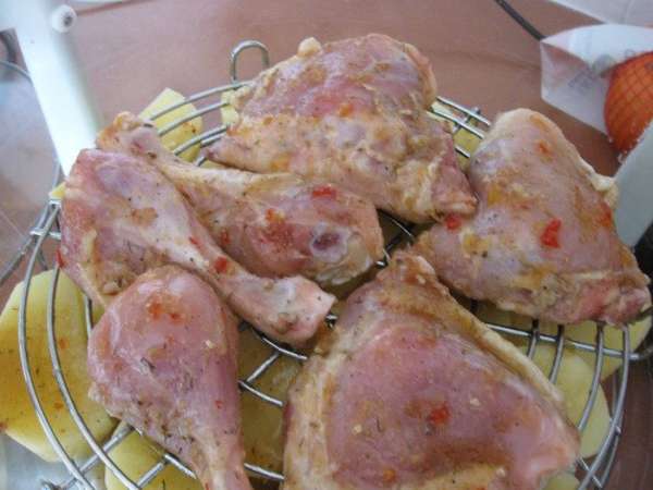 На среднюю – кладем курицу.
На среднюю – кладем курицу.
