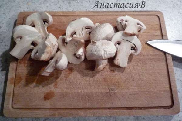 Шампиньоны почистить и нарезать напополам. Лук почистить и нарезать кубиками.