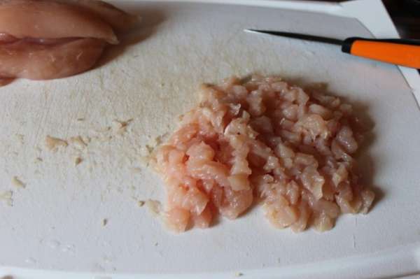 Порежем мелко куриную грудку. Или можно перекрутить через мясорубку. Порежем мелко куриную грудку. Или можно перекрутить через мясорубку.