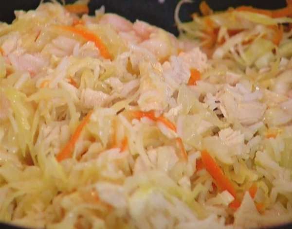 Выложить к капусте с морковью курицу и рис, перемешать, затем добавить креветки и сырое яйцо, перемешать. Выложить к капусте с морковью курицу и рис, перемешать, затем добавить креветки и сырое яйцо, перемешать.