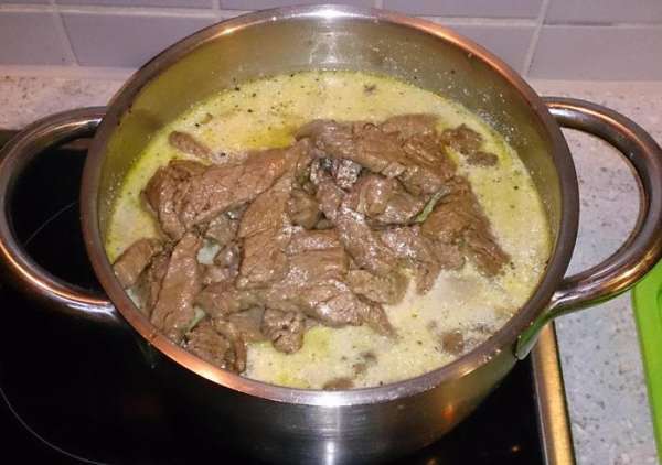 Затем добавить сметану, приправить солью, перцем и сахаром. Выложить мясо и проварить все вместе еще пару минут. Смешать с рубленой петрушкой и сразу же подавать на стол.