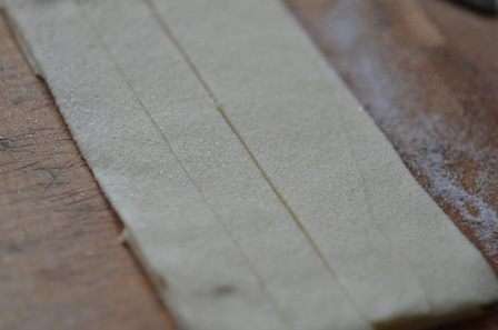 На первую часть положить вторую,разрезать тесто по середине.Затем каждую полоску разрезать по середине