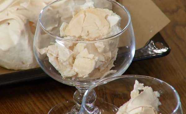Готовые меренги поломать крупными кусочками.