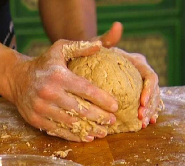 Влить в выемку немного молока с дрожжами, перемешать, затем постепенно добавлять оставшееся молоко и вымешивать — тесто должно получиться достаточно крутым. Влить в выемку немного молока с дрожжами, перемешать, затем постепенно добавлять оставшееся молоко и вымешивать — тесто должно получиться достаточно крутым.