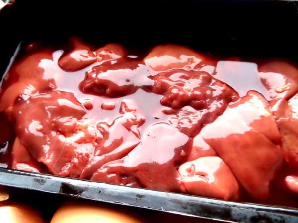 В данном рецепте печёнку используем вместе с выделившимся соком, будет только вкуснее. Убираем только жилки.