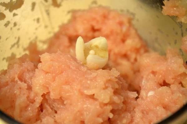 Куриное филе измельчить в блендере до однородной гладкой массы