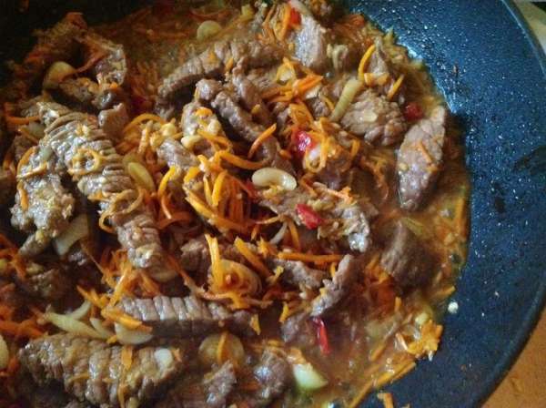 Вернуть мясо в вок и влить оставшийся маринад. Готовить, помешивая, примерно 1 минуту. Вернуть мясо в вок и влить оставшийся маринад. Готовить, помешивая, примерно 1 минуту.
