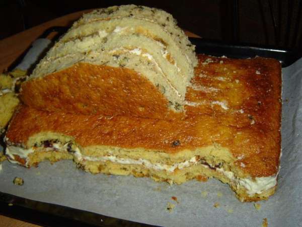 Полукруглую часть торта уменьшаем до такой степени, чтобы она смогла служить кабиной, и устанавливаем ее на основание из прямоугольных коржей.