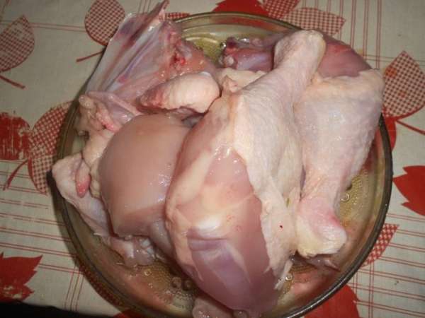 курицу порезать,посолить,поперчить и добавить приправу для курицы. курицу порезать,посолить,поперчить и добавить приправу для курицы.