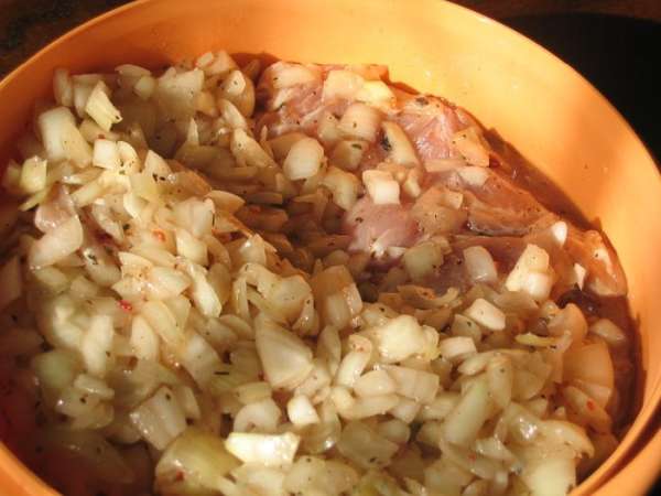 Летом у нас наготове всегда имеется маринованное мясо...стоит в холодильнике и ждет своего часа. Маринад очень простой: много-много лука, соль, перец, травы и водка. Кстати, водка предотвращает гниение и мясо остается свежим долгое время