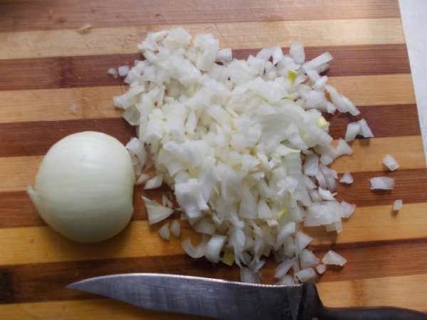 Лук порезать мелким кубиком.