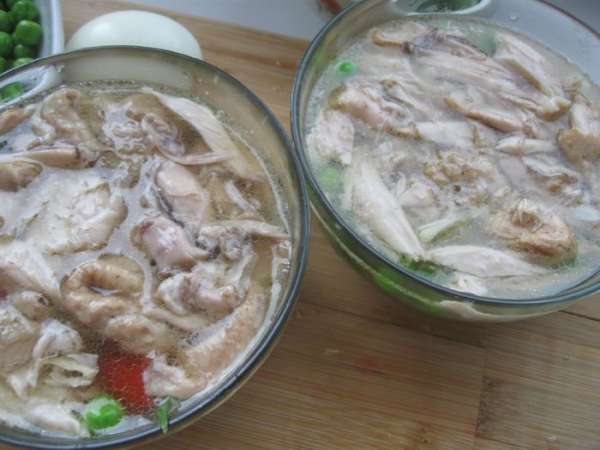 Сверху поместить кусочки курицы, свободных от костей. Залить бульоном, чтобы он покрывал сухие ингредиенты. 