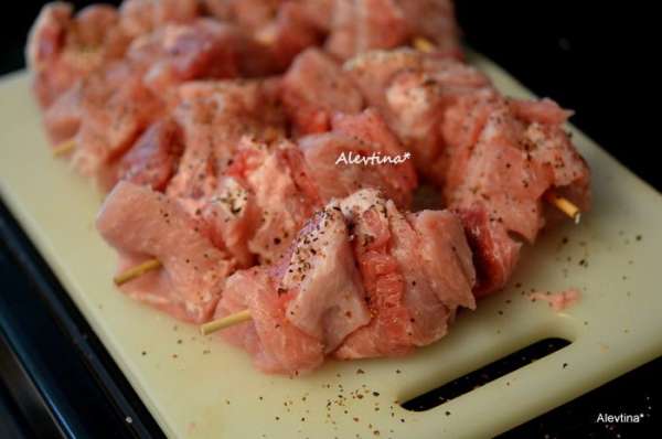 Палочки деревянные заранее замочить на 1 час. Нанизывать мясные кусочки на деревянные палочки.
Палочки деревянные заранее замочить на 1 час. Нанизывать мясные кусочки на деревянные палочки.