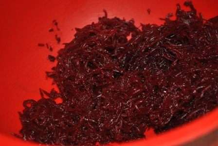 Половину мясного фарша смешать со свеклой.