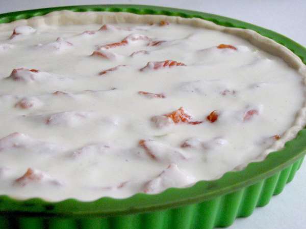 Залить получившимся соусом пространство между кусочками лосося. Запекать при 200 град. 25-35 минут.