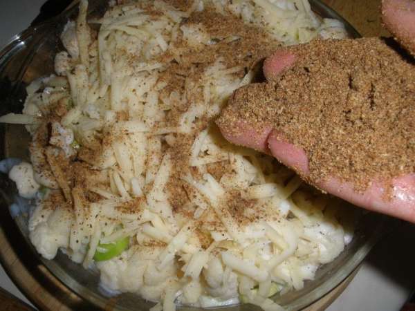 Посыпать оставшимся сыром и крошками. Запекать примерно 30 минут при температуре 180 градусов. Посыпать оставшимся сыром и крошками. Запекать примерно 30 минут при температуре 180 градусов.