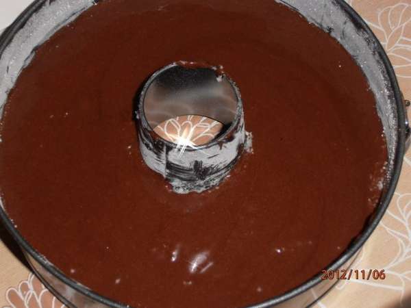 Смазать сл.маслом и посыпать мукой форму диаметром 24 см.Вылить половину теста. Смазать сл.маслом и посыпать мукой форму диаметром 24 см.Вылить половину теста.