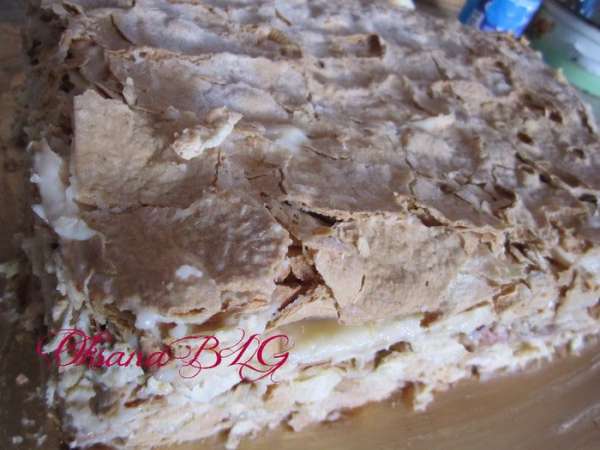 Покрыть масляным кремом (300 гр. масла взбить, добавить 1/2 б. сгущенного молока, еще раз взбить). 