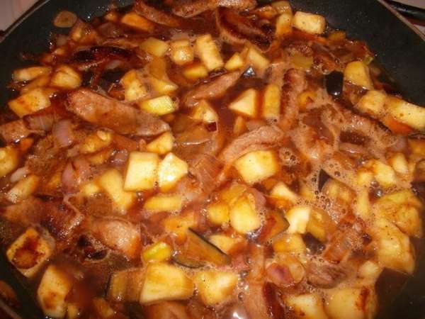 Залить мясо с овощами соусом (соевый соус-вода 1:2), посолить поперчить и тушить на небольшом огне около 40 минут...