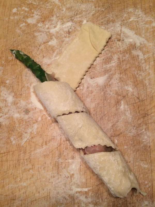 Всю красоту- вкусноту завернуть в ломтик слоеного теста, снова скрутить, свертеть. Всю красоту- вкусноту завернуть в ломтик слоеного теста, снова скрутить, свертеть.