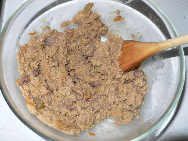 Мясо уже достаточно мягкое, но пока не подходит для фарша. Поэтому я использую блендер.
И с его помощью мясо с овощами превращается в паштет. Добавляем взбитые яйца, панировочные сухари, мускатный орех, сыр, и, если необходимо, подсаливаем. И замешиваем руками. Выйдет достаточно плотная масса.  Плотность можно регулировать добавлением бульона. Помещаем в холодильник на 6 часов. 




