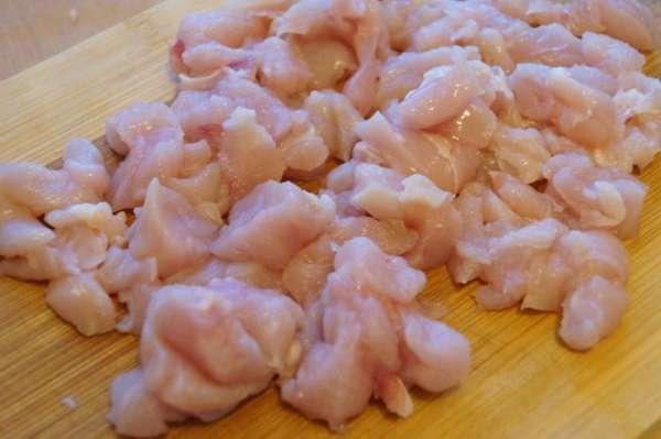Куриное филе нарезать на небольшие кусочки.