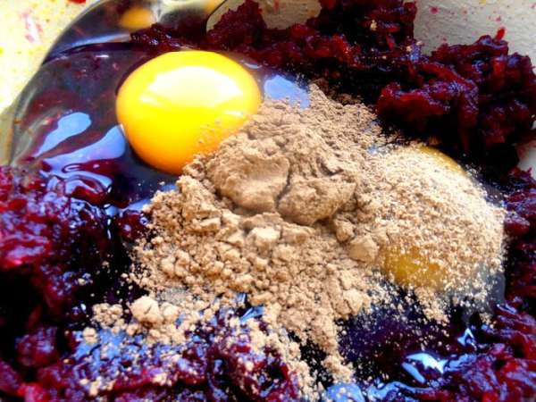 Добавляем полную ложку корицы и порошок мускатного ореха.