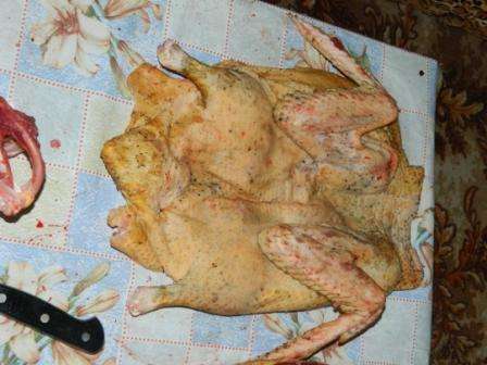 отсечь по суставу хвостик и, держа за грудь, свесив мясо вниз, аккуратно со стороны хвоста срезать шкурку до конца
сделать надрезы по грудке утки внутри тушки и отбить мясо грудки отсечь по суставу хвостик и, держа за грудь, свесив мясо вниз, аккуратно со стороны хвоста срезать шкурку до конца
сделать надрезы по грудке утки внутри тушки и отбить мясо грудки
