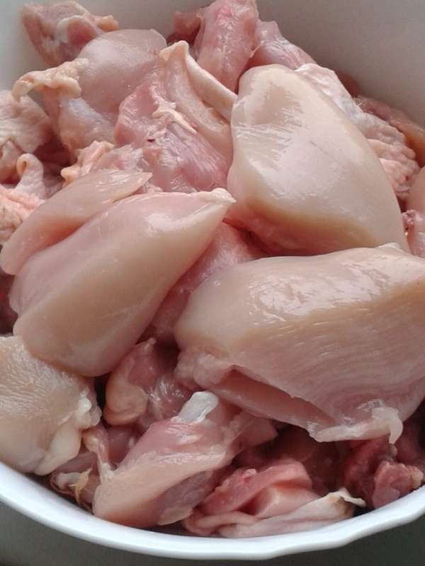 Приготовить в мясорубке фарш из куриного мяса. Приготовить в мясорубке фарш из куриного мяса.
