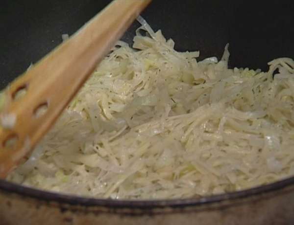 Разогреть в тяжелой сковороде растительное масло и выложить картофельно-луковую массу, формируя из нее тонкий круглый пирог.
