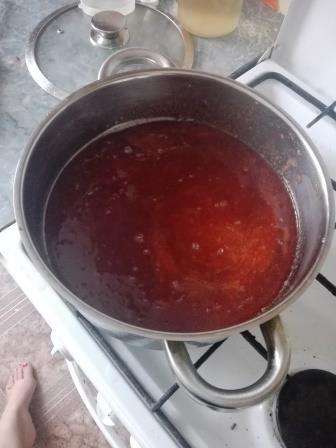 Ставим на огонь, доводим до кипения и разливаем по баночкам.