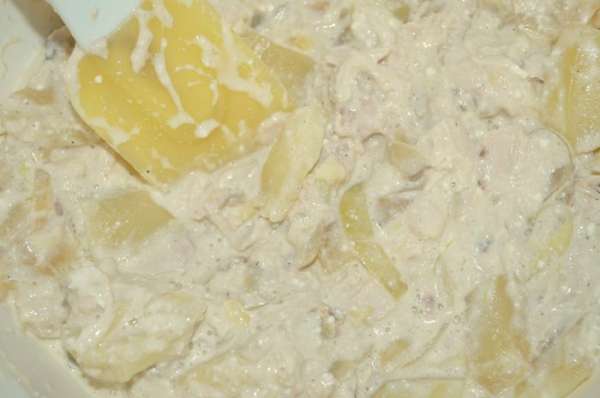 Добавить обжаренные овощи и курицу. Посолить и поперчить и все вместе размешать.